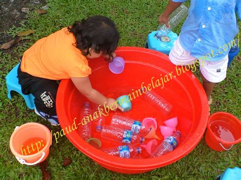Anak-anak bermain dengan alat permainan air